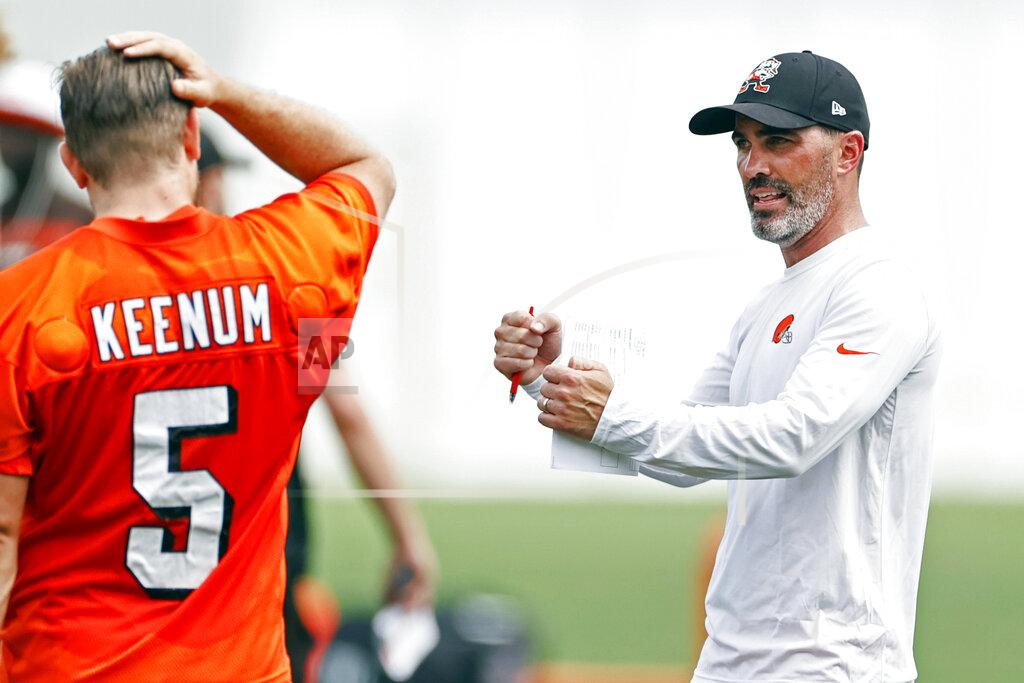 Ron Schwane Cleveland Browns head coach Kevin Stefanski talks with quarterback Case Keenum NFL football practice at the team's training facility, Wednesday, June 9, 2021, in Berea, Ohio. (AP Photo/Ron Schwane)