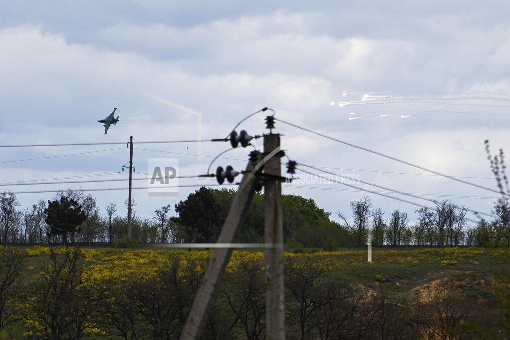 Evgeniy Maloletka A Ukrainian Su-25 jet flies release heat flares after an attack on Russian positions in Donetsk region, Ukraine, Tuesday, May 10, 2022. (AP Photo/Evgeniy Maloletka)