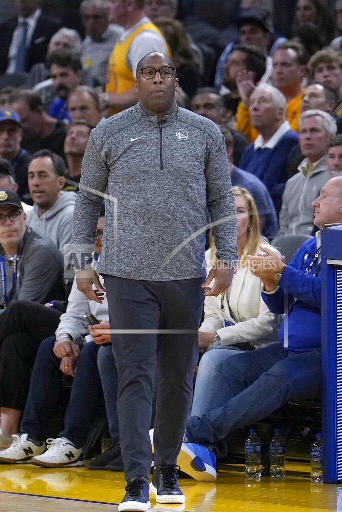 Tony Avelar Golden State Warriors assistant coach Mike Brown looks on during the second half of Game 4 of an NBA basketball Western Conference playoff semifinal against the Memphis Grizzlies in San Francisco, Monday, May 9, 2022. Brown is filling in for head coach Steve Kerr who tested positive for COVID-19. (AP Photo/Tony Avelar)