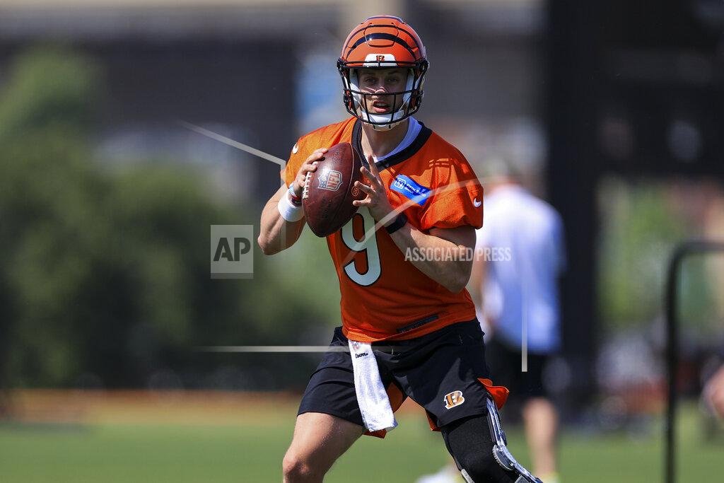 Aaron Doster Cincinnati Bengals Joe Burrow looks to pass during NFL football practice in Cincinnati, Tuesday, May 25, 2021. (AP Photo/Aaron Doster)