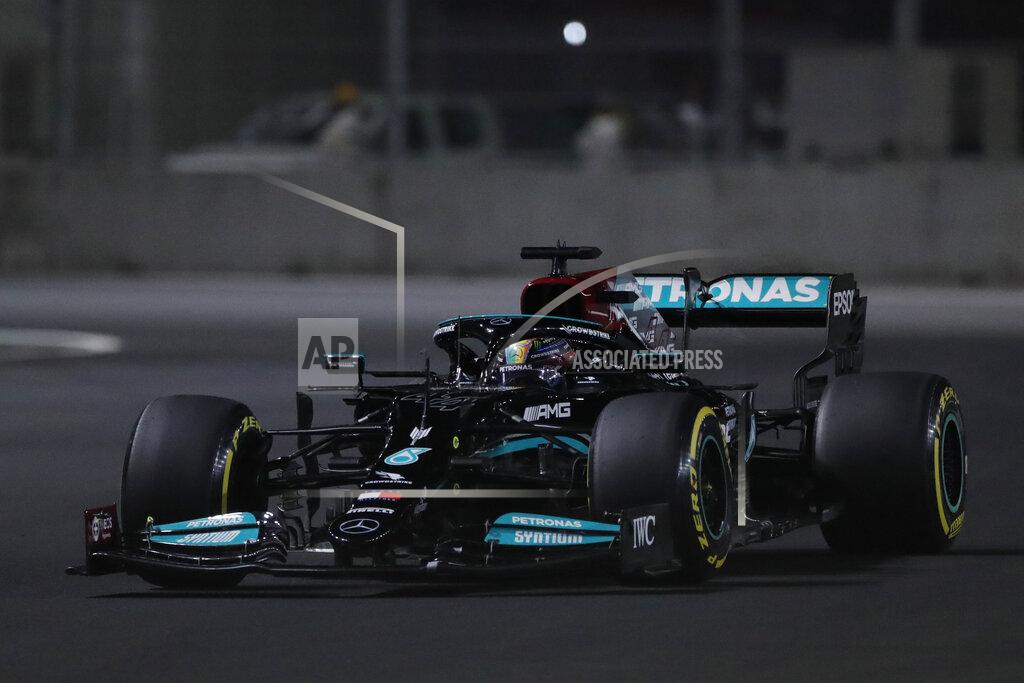 Amr Nabil El piloto británico Lewis Hamilton conduce su Mercedes en la sesión de práctica para el Gran Premio de Arabia Saudí de la Fórmula Uno, en Yidda, el viernes 3 de diciembre de 2021. (AP Foto/Amr Nabil)