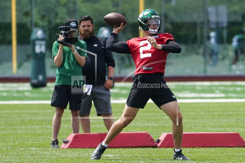 John Minchillo New York Jets quarterback Zach Wilson (2) takes part in drills at the NFL football team's practice facility, Tuesday, June 14, 2022, in Florham Park, N.J. (AP Photo/John Minchillo)