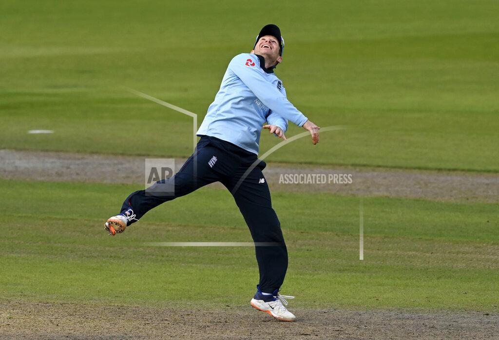 Shaun Botterill England's captain Eoin Morgan celebrates after taking a catch to dismiss Australia's Marcus Stoinis during the third ODI cricket match between England and Australia, at Old Trafford in Manchester, England, Wednesday, Sept. 16, 2020. (Shaun Botterill/Pool via AP)