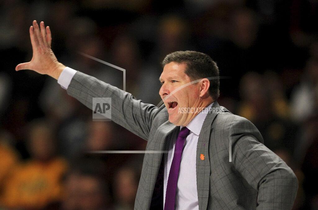 Andy Clayton-King Clemson head coach Brad Brownell calls a play against Minnesota in the second half during an NCAA college basketball game Monday, Dec. 2, 2019, in Minneapolis. (AP Photo/Andy Clayton-King)