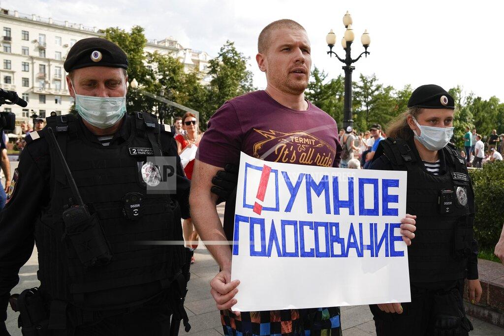 Alexander Zemlianichenko FILE - In this Aug. 14, 2021, file photo, Russian police detain an opposition activist with a poster reading Smart Voting during an anti-vaccination protest in the center of Moscow, Russia. Russia is holding three days of voting for a new parliament that is unlikely to change the country’s political complexion. It will test if the Smart Voting strategy devised by imprisoned opposition leader Alexei Navalny will prove viable against United Russia. (AP Photo/Alexander Zemlianichenko, File)