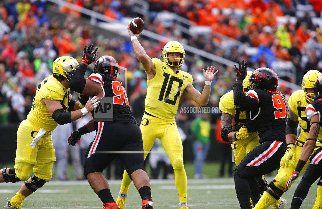 Timothy J. Gonzalez Oregon quarterback Justin Herbert throws a pass against Oregon State during the first half of an NCAA college football game in Corvallis, Ore., Friday, Nov. 23, 2018. (AP Photo/Timothy J. Gonzalez)
