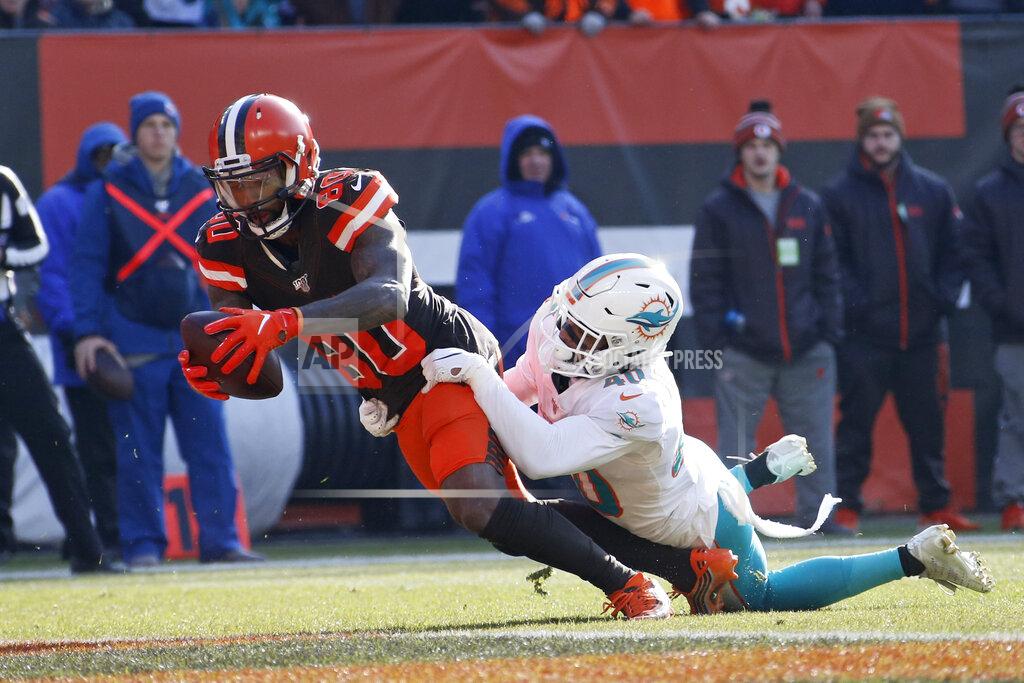 Ron Schwane Cleveland Browns wide receiver Jarvis Landry scores a 7-yard touchdown during the first half of an NFL football game against the Miami Dolphins, Sunday, Nov. 24, 2019, in Cleveland. (AP Photo/Ron Schwane)