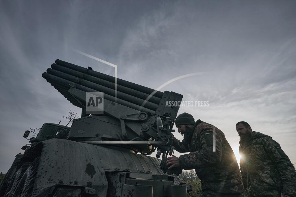 Libkos Ukrainian servicemen prepare to fire at Russian positions in the frontline near Bakhmut, Donetsk region, Ukraine, Thursday, Nov. 24, 2022. (AP Photo/LIBKOS)