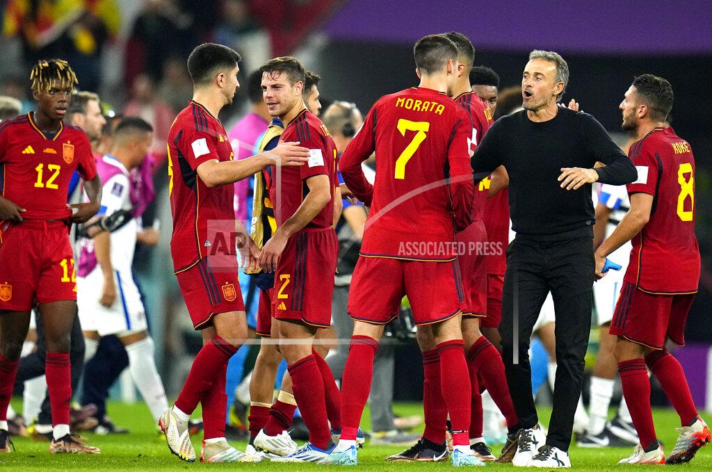 Julio Cortez Spain's head coach Luis Enrique, second from right, celebrate with players at the end of the World Cup group E soccer match between Spain and Costa Rica, at the Al Thumama Stadium in Doha, Qatar, Wednesday, Nov. 23, 2022. (AP Photo/Julio Cortez)