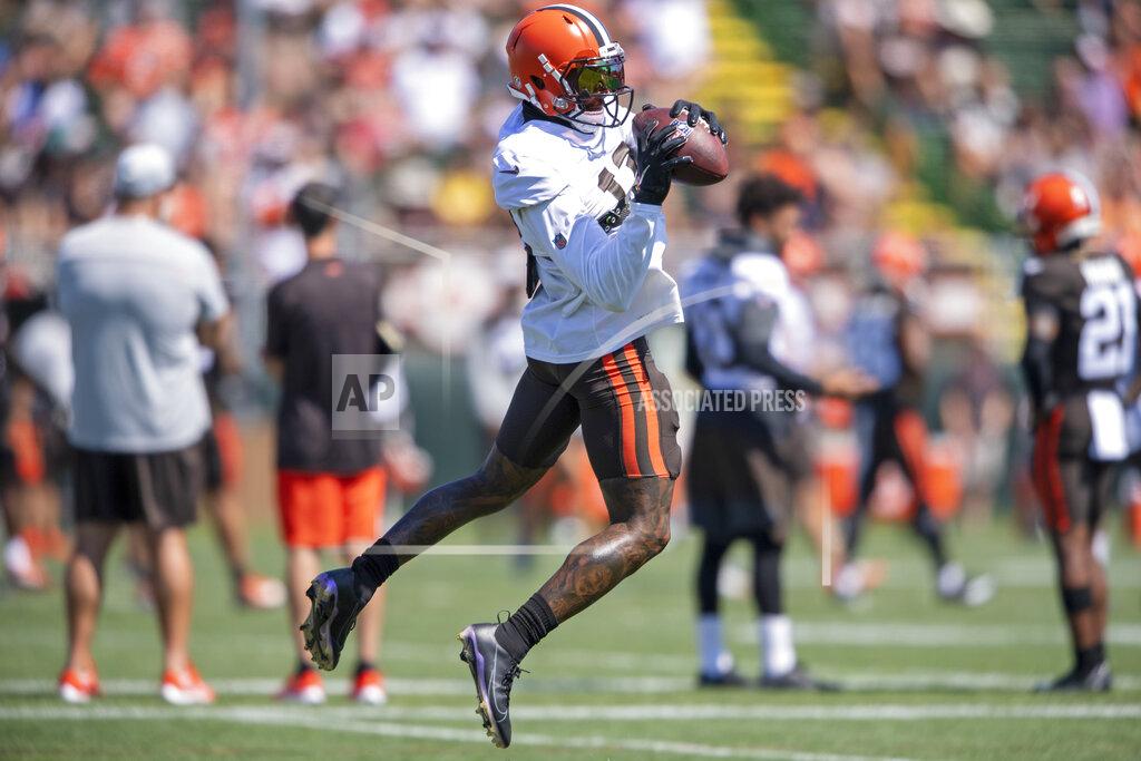 David Dermer Cleveland Browns receiver Odell Beckham Jr. (13) catches a pass during an NFL football practice in Berea, Ohio, Wednesday, Aug. 4, 2021. (AP Photo/David Dermer)