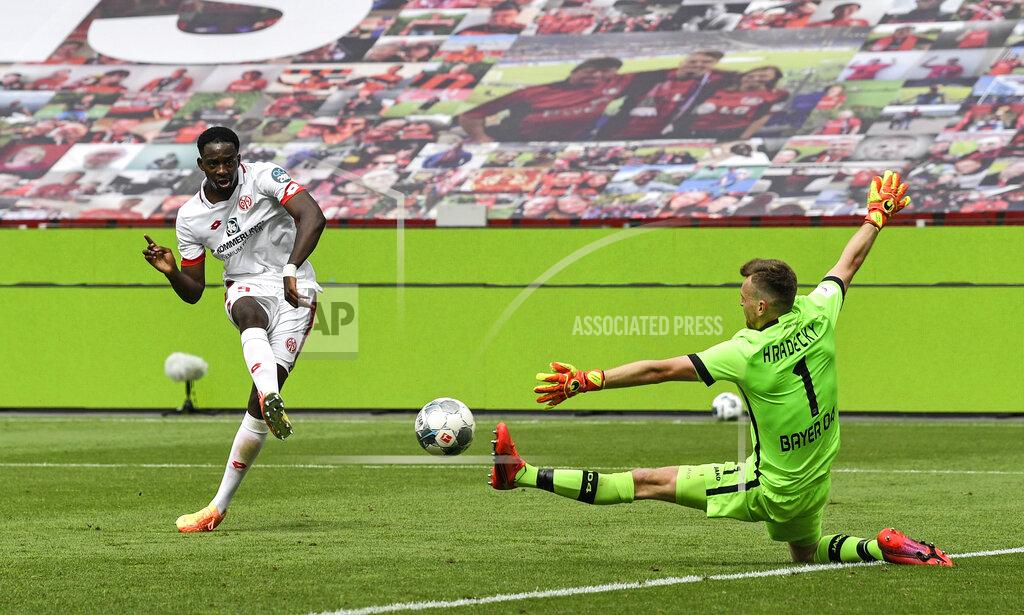 Martin Meissner Mainz's Jean-Philippe Mateta, left, scores an offside goal against Leverkusen's goalkeeper Lukas Hradecky during the German Bundesliga soccer match between Bayer 04 Leverkusen and FSV Mainz 05 in Leverkusen, Germany, Saturday, June 27, 2020. Because of the coronavirus outbreak all soccer matches of the German Bundesliga take place without spectators. (AP Photo/Martin Meissner, Pool)