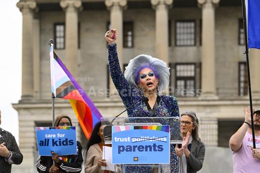 Pride organizers keep eye on drag laws ahead of festiva... - Vimarsana News