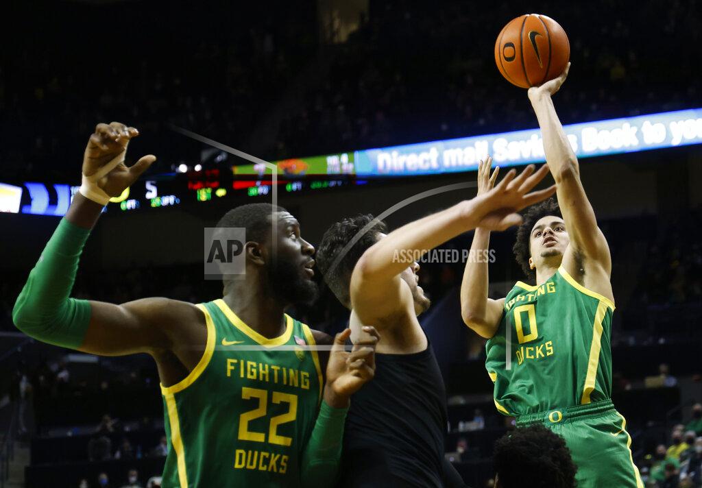 Thomas Boyd Oregon guard Will Richardson (0) shoot against Oregon State in the first half of an NCAA college basketball game in Eugene, Ore., Saturday, Jan. 29, 2022. (AP Photo/Thomas Boyd)