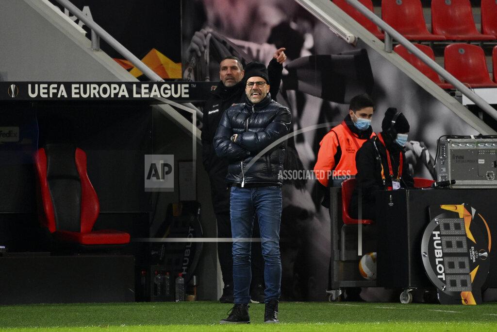 Ina Fassbender Leverkusen's head coach Peter Bosz instructs his players during the Europa League Group C soccer match between Bayer Leverkusen 04 and Slavia Prague at the BayArena in Leverkusen, Germany, Thursday, Dec. 10, 2020. (AP Photo/Ina Fassbender, Pool)