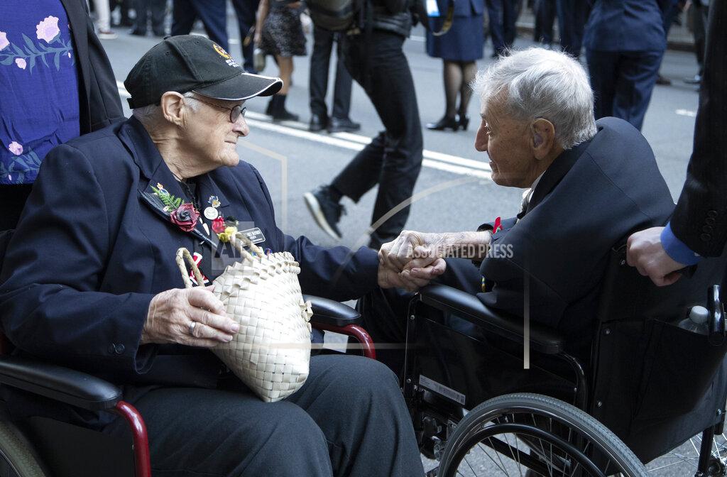 Mark Baker Veterans chat ahead of the Anzac Day parade in Sydney, Australia, Sunday, April 25, 2021. Australians and New Zealanders paid tribute to their war dead Sunday as both nations prepared to withdraw from their longest war in Afghanistan. (AP Photo/Mark Baker)