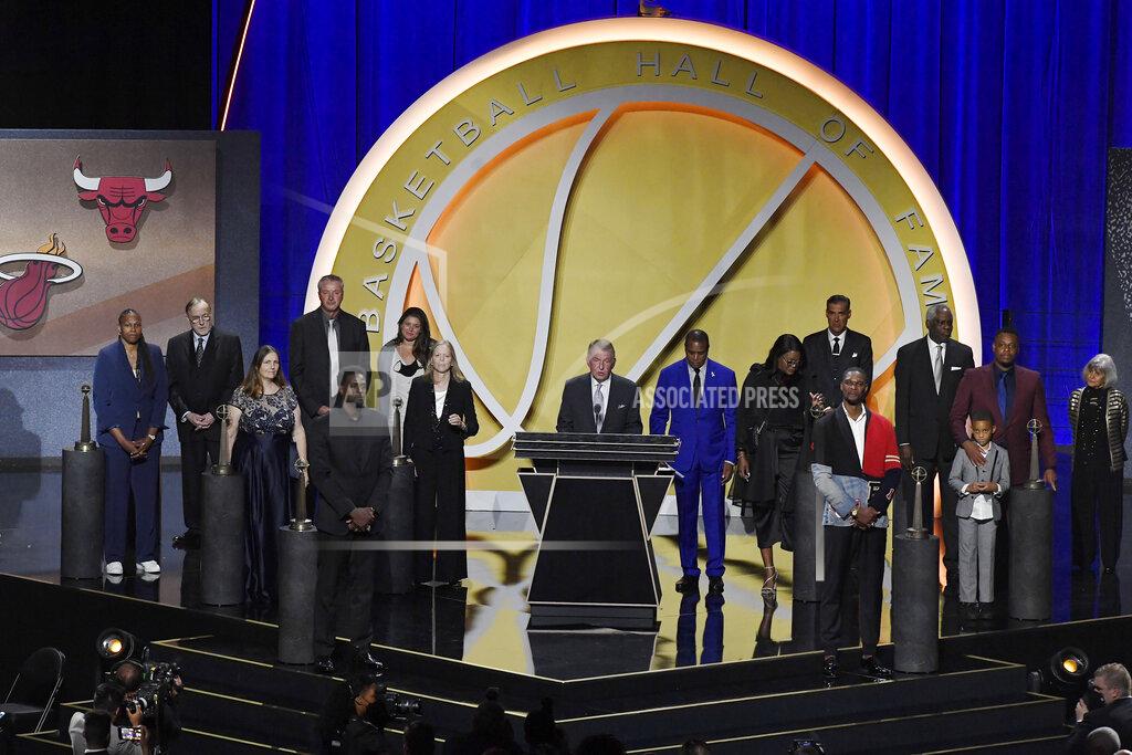 Jessica Hill The class of 2021 Basketball Hall of Fame stands together on stage, Saturday, Sept. 11, 2021, in Springfield, Mass. (AP Photo/Jessica Hill)