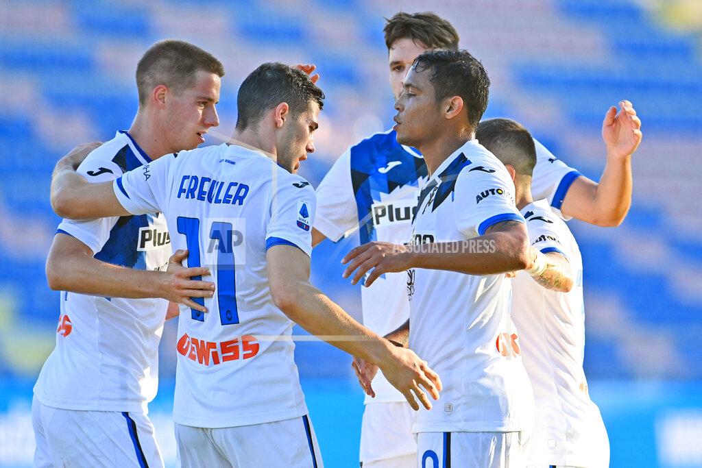 Francesco Mazzitello Atalanta's Muriel, center right, celebrates with teammates after scoring during a Serie A soccer match between Crotone and Atalanta, in Crotone's Ezio Scida stadium, southern Italy, Saturday, Oct. 31, 2020. (Francesco Mazzitello/LaPresse via AP)