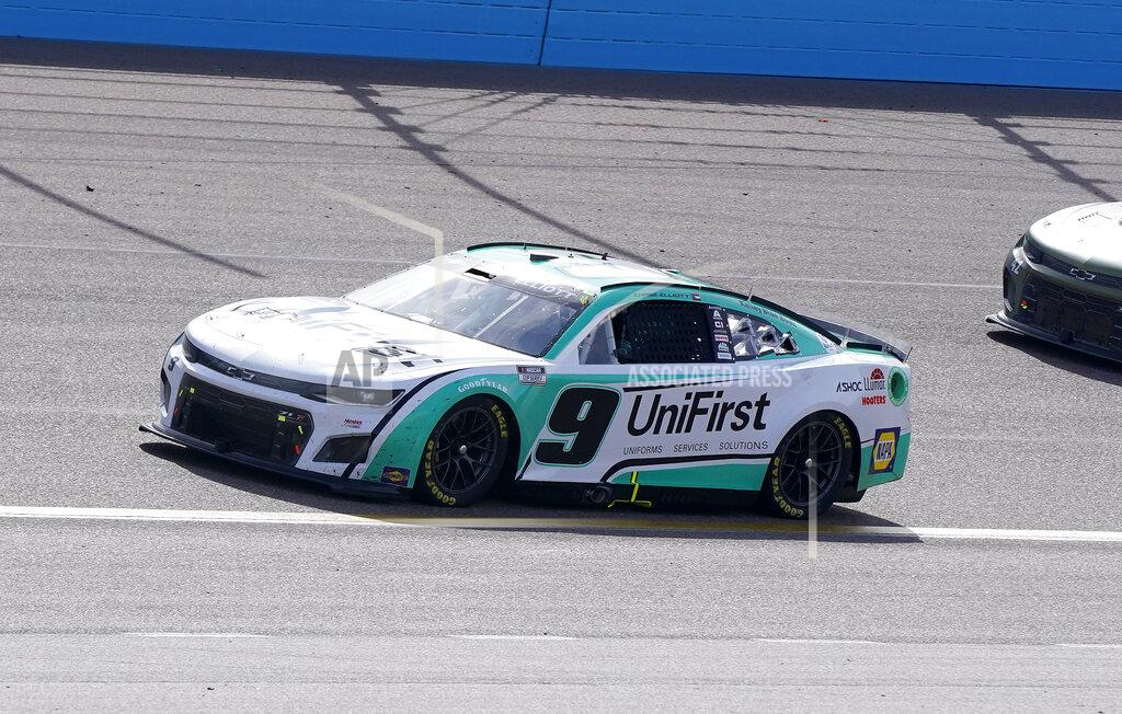 Darryl Webb Chase Elliott (9) runs second at the halfway point of a NASCAR Cup Series auto race at Phoenix Raceway, Sunday, March 13, 2022, in Avondale, Ariz. (AP Photo/Darryl Webb)