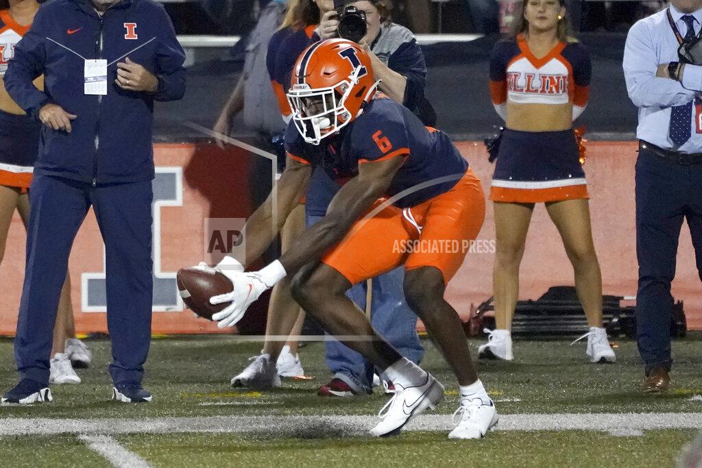 Charles Rex Arbogast Illinois' Deuce Spann catches a pass from quarterback Artur Sitkowski for a touchdown during the first half of an NCAA college football game against UTSA, Saturday, Sept. 4, 2021, in Champaign, Ill. (AP Photo/Charles Rex Arbogast)
