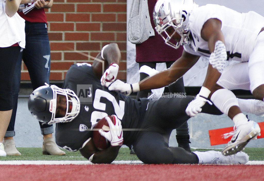 Young Kwak Washington State running back James Williams (32) dives for a touchdown while defended by Oregon cornerback Thomas Graham Jr. during the first half of an NCAA college football game in Pullman, Wash., Saturday, Oct. 20, 2018. (AP Photo/Young Kwak)