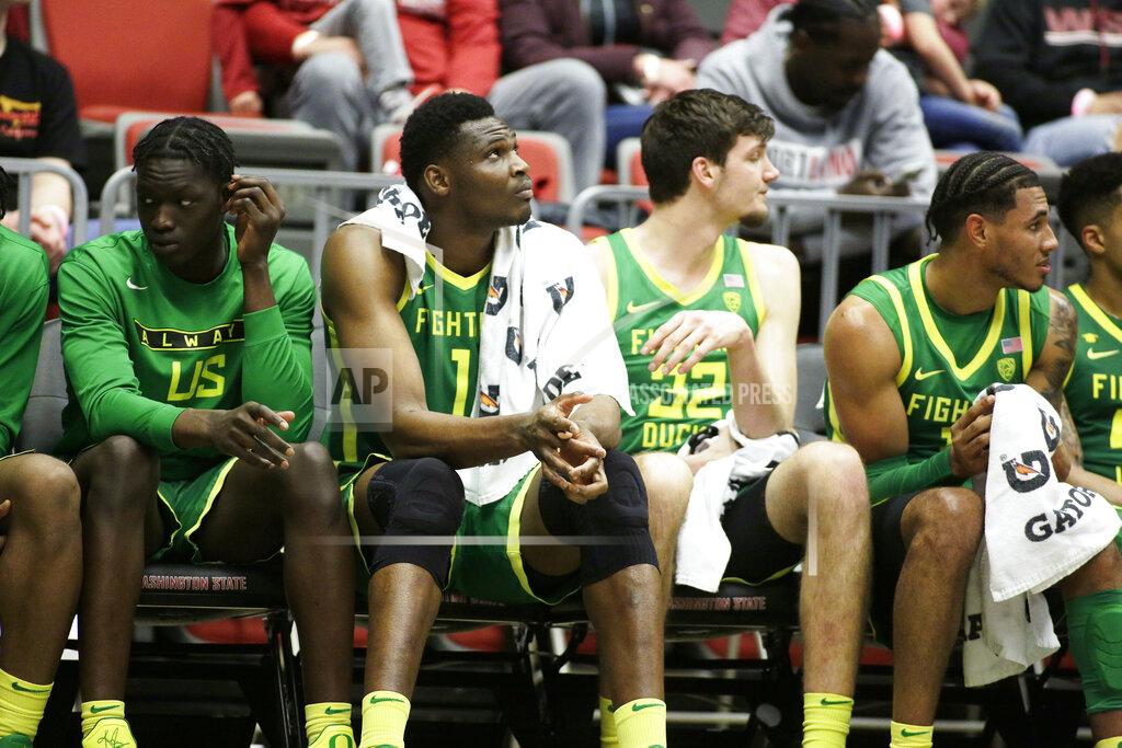 Young Kwak Players on the Oregon bench watch the second half of an NCAA college basketball game against Washington State, Saturday, March 5, 2022, in Pullman, Wash. Washington State won 94-74. (AP Photo/Young Kwak)