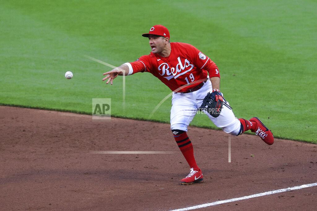 Aaron Doster Cincinnati Reds' Joey Votto fields the ball and throws out Arizona Diamondbacks' Nick Heath at first base during the third inning of a baseball game in Cincinnati, Wednesday, April 21, 2021. (AP Photo/Aaron Doster)