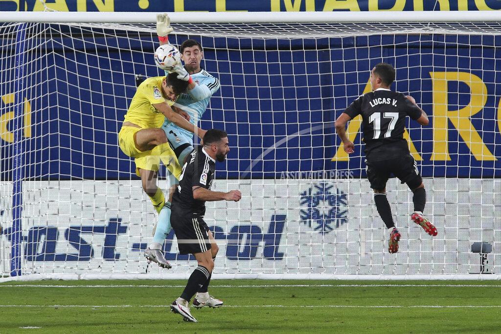 Alberto Saiz Real Madrid's goalkeeper Thibaut Courtois saves the ball during the Spanish La Liga soccer match between Villarreal and Real Madrid in Ceramica stadium in Villarreal, Spain, Saturday Nov. 21, 2020. (AP Photo/Alberto Saiz)