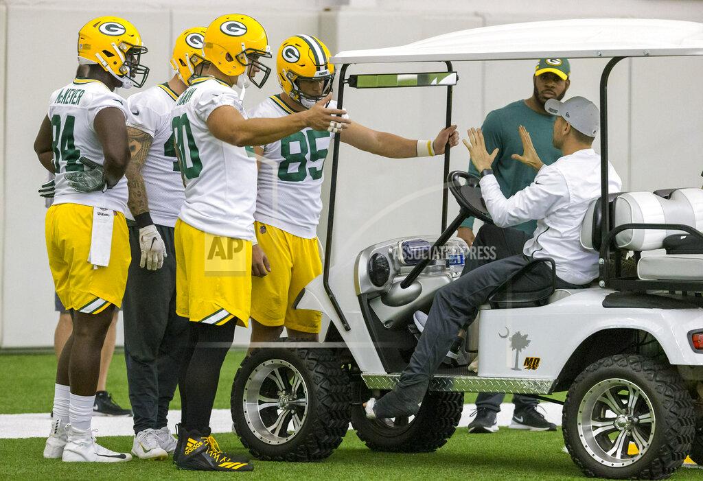 Mike Roemer Green Bay Packers head coach Matt LaFleur talks with a group of tight ends during Green Bay Packers NFL football practice Tuesday June 12, 2019, in Green Bay, Wisc. LeFleur is recovering from a torn achilles. (AP Photo/Mike Roemer)
