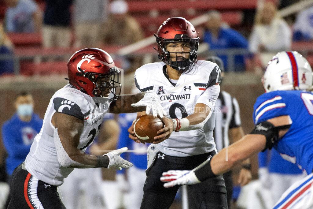Jeffrey Mcwhorter Cincinnati quarterback Desmond Ridder (9) hands off to running back Gerrid Doaks (23) during the second half of an NCAA college football game against SMU Saturday, Oct. 24, 2020, in Dallas. (AP Photo/Jeffrey McWhorter)