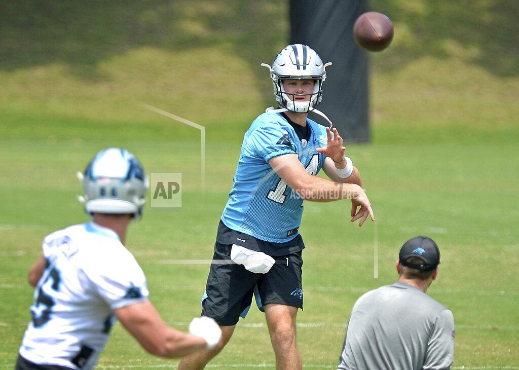 Jeff Siner Carolina Panthers quarterback Sam Darnold, center, passes over the middle to tight end Colin Thompson, left, on a play during the team's NFL football practice on Tuesday, May 25, 2021 in Charlotte, N.C. (Jeff SIner/The Charlotte Observer via AP)