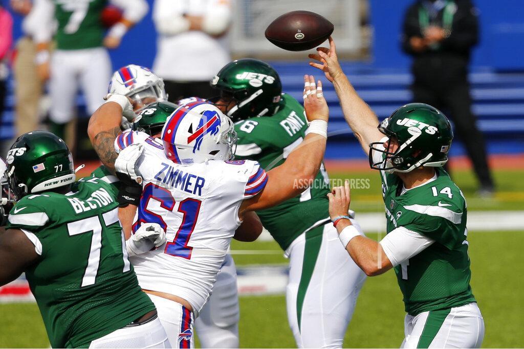 Jeffrey T. Barnes New York Jets quarterback Sam Darnold (14) throws a touchdown pass to Jamison Crowder during the second half of an NFL football game against the Buffalo Bills in Orchard Park, N.Y., Sunday, Sept. 13, 2020. (AP Photo/Jeffrey T. Barnes)