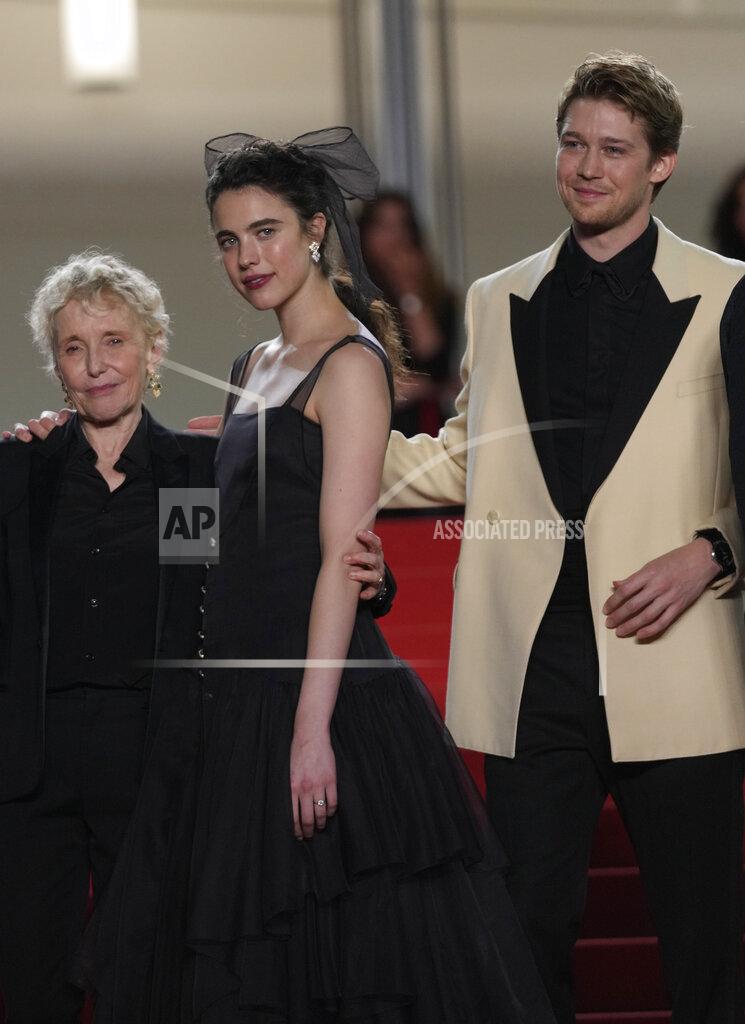 Petros Giannakouris Director Claire Denis, from left, Margaret Qualley, and Joe Alwyn pose for photographers upon arrival at the premiere of the film 'Stars at Noon' at the 75th international film festival, Cannes, southern France, Wednesday, May 25, 2022. (AP Photo/Petros Giannakouris)