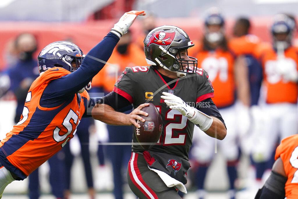 David Zalubowski El linebacker de los Broncos de Denver Bradley Chubb captura al quarterback de los Buccaneers de Tampa Bay Tom Brady en la segunda mitad del juego del domingo 27 de septiembre de 2020, en Denver. (AP Foto/David Zalubowski)