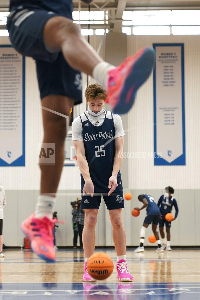 Seth Wenig St. Peter's Doug Edert warms-up during NCAA college basketball practice in Jersey City, N.J., Tuesday, March 22, 2022. (AP Photo/Seth Wenig)