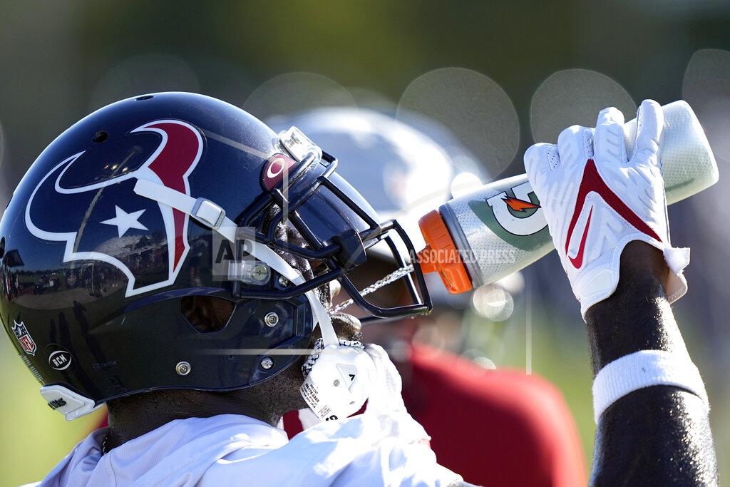 David J. Phillip Houston Texans' Desmond King II takes a drink of water during an NFL football training camp practice Friday, July 29, 2022, in Houston. (AP Photo/David J. Phillip)