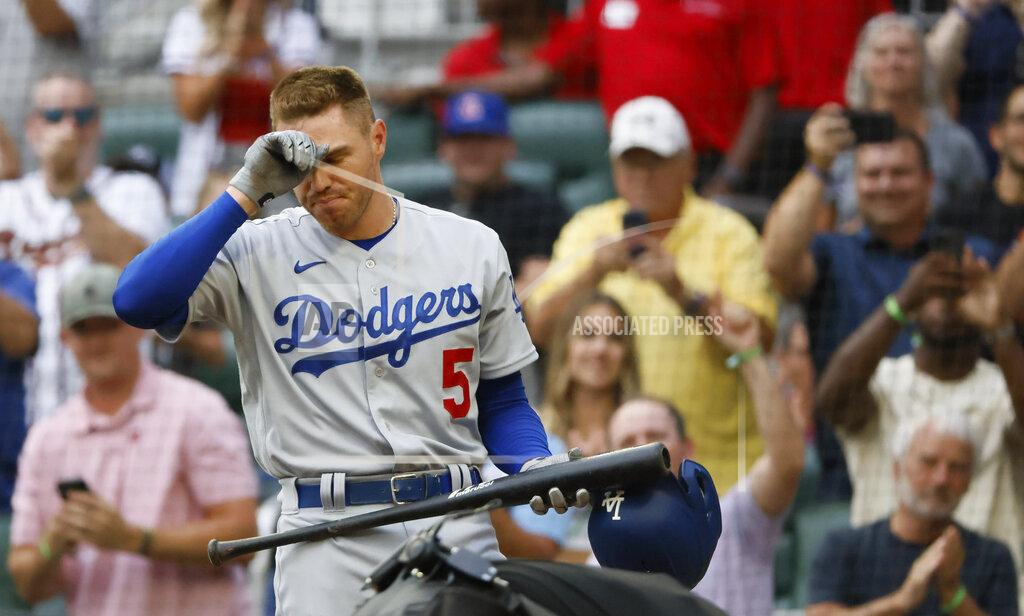 Bob Andres Los Angeles Dodgers' Freddie Freeman reacts to a standing ovation as he takes his first at-bat during the first inning of a baseball game against the Atlanta Braves, Sunday, June 26, 2022, in Atlanta. (AP Photo/Bob Andres)
