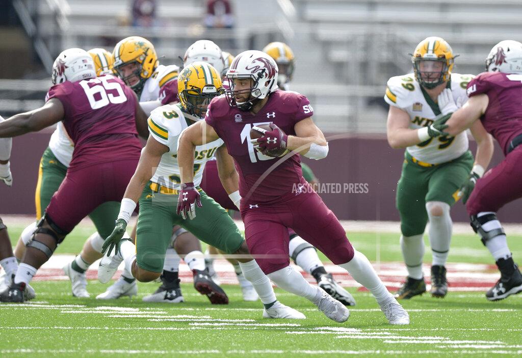 Byron Hetzler Southern Illinois running back Javon Williams Jr. (15) looks to avoid North Dakota State linebacker Jasir Cox (3) during the first quarter of an NCAA college football game Saturday, Feb. 29, 2021, in Carbondale, Ill. (Byron Hetzler/The Southern Illinoisan via AP)