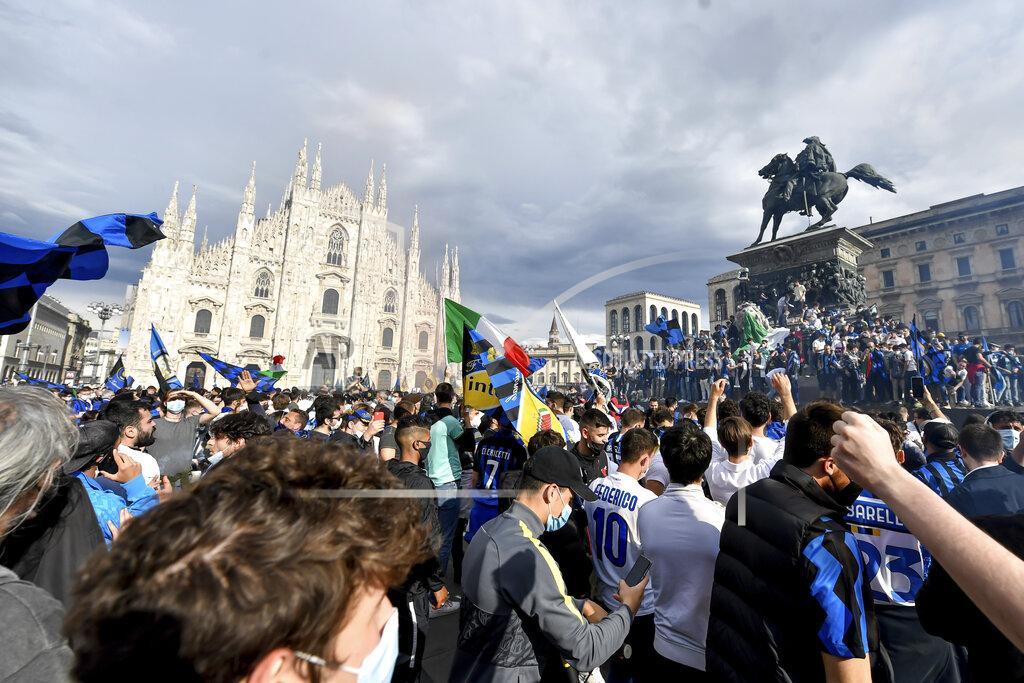 Claudio Furlan Inter Milan fans celebrate in Piazza Duomo square in front of the gothic cathedral after Inter Milan won its first Serie A title in more than a decade after second-placed Atalanta drew 1-1 at Sassuolo, in Milan, Italy, Sunday, May 2, 2021. Atalanta needed to win to avoid Inter mathematically clinching the title with four matches remaining. It was Inter’s first trophy since 2011 and the first Serie A title since 2010. (Claudio Furlan/LaPresse via AP)