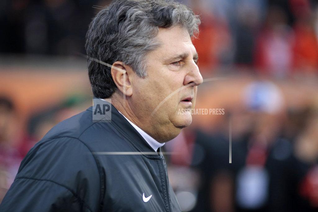 Timothy J. Gonzalez Washington State head coach Mike Leach before an NCAA college football in Corvallis, Ore., on Saturday Oct. 6, 2018. (AP Photo/Timothy J. Gonzalez)