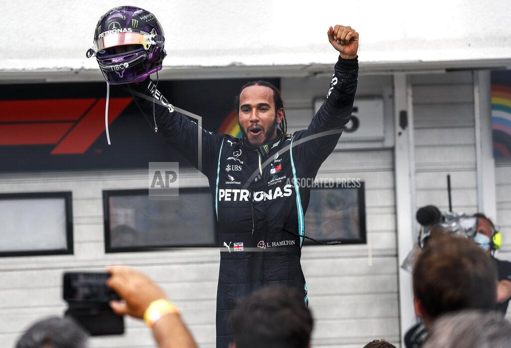 El piloto de Mercedes, el británico Lewis Hamilton, celebra tras ganar el Gran Premio de Hungría de la Fórmula Uno, en el circuito de Mogyorod, Hungría, el domingo 19 de julio de 2020. (Leonhard Foeger/Pool via AP)