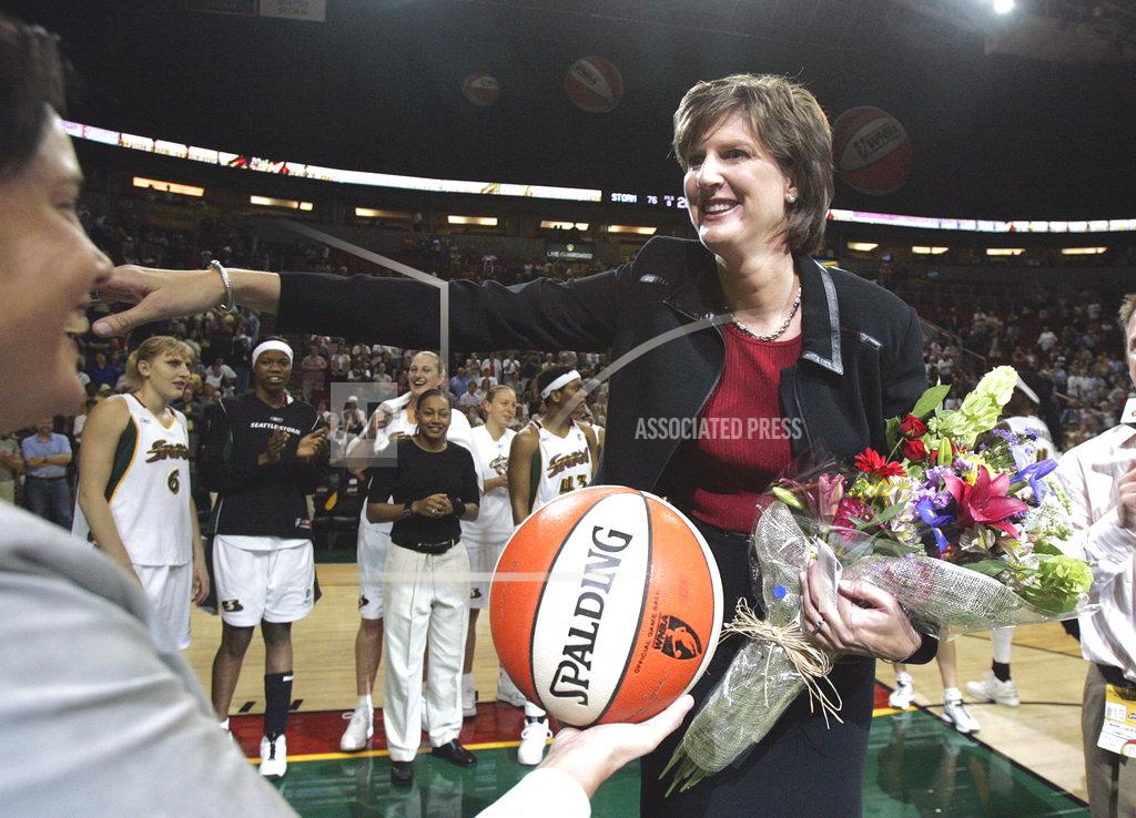 Women's basketball mourns death of Anne Donovan