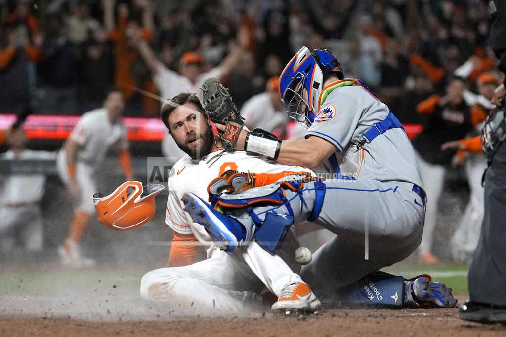 Tony Avelar San Francisco Giants' Darin Ruf (33) scores the winning run as New York Mets catcher Tomas Nido, right, drops the ball during the ninth inning of a baseball game in San Francisco, Tuesday, May 24, 2022. The Giants win 13-12. (AP Photo/Tony Avelar)