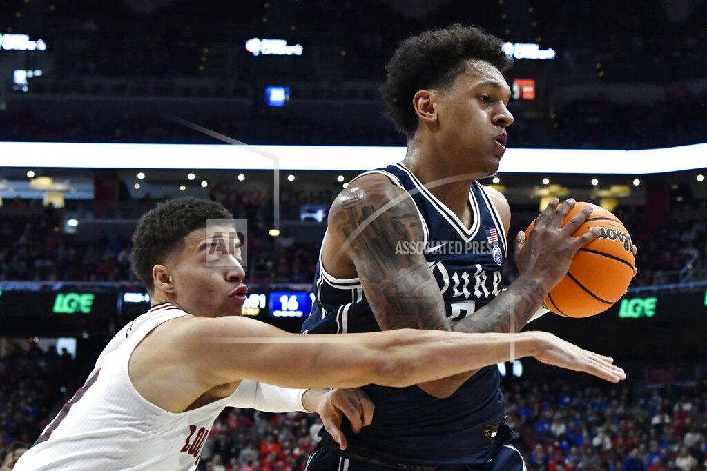 Timothy D. Easley Louisville forward Samuell Williamson (10) tries to tip the ball away from Duke forward Paolo Banchero (5) during the first half of an NCAA college basketball game in Louisville, Ky., Saturday, Jan. 29, 2022. (AP Photo/Timothy D. Easley)