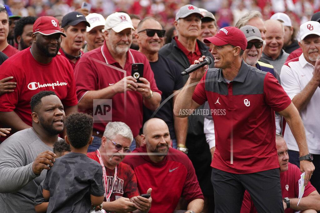 Sue Ogrocki Oklahoma coach Brent Venables arranges former players and their families for a group photo before the NCAA college football team's spring game Saturday, April 23, 2022, in Norman, Okla. (AP Photo/Sue Ogrocki)