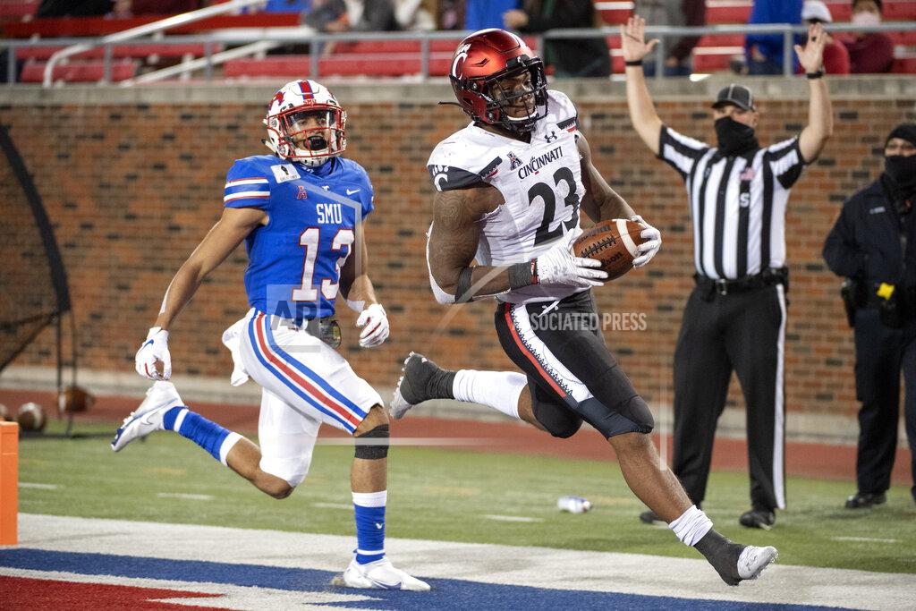 Jeffrey Mcwhorter Cincinnati running back Gerrid Doaks (23) cruises into the end zone in front of SMU safety Roderick Roberson, Jr. (13) on a touchdown run during the second half of an NCAA college football game Saturday, Oct. 24, 2020, in Dallas. Cincinnati won 42-13. (AP Photo/Jeffrey McWhorter)