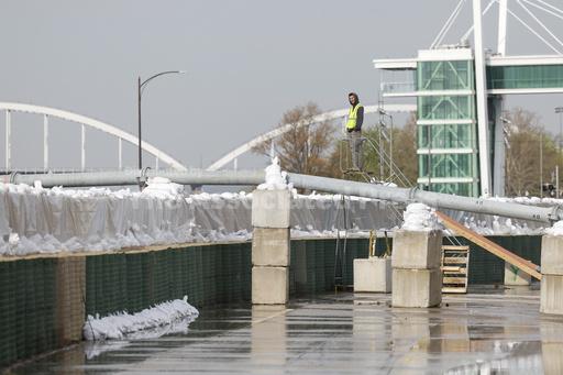 Mississippi River waters keep rising in Iowa and Illino... - Vimarsana News