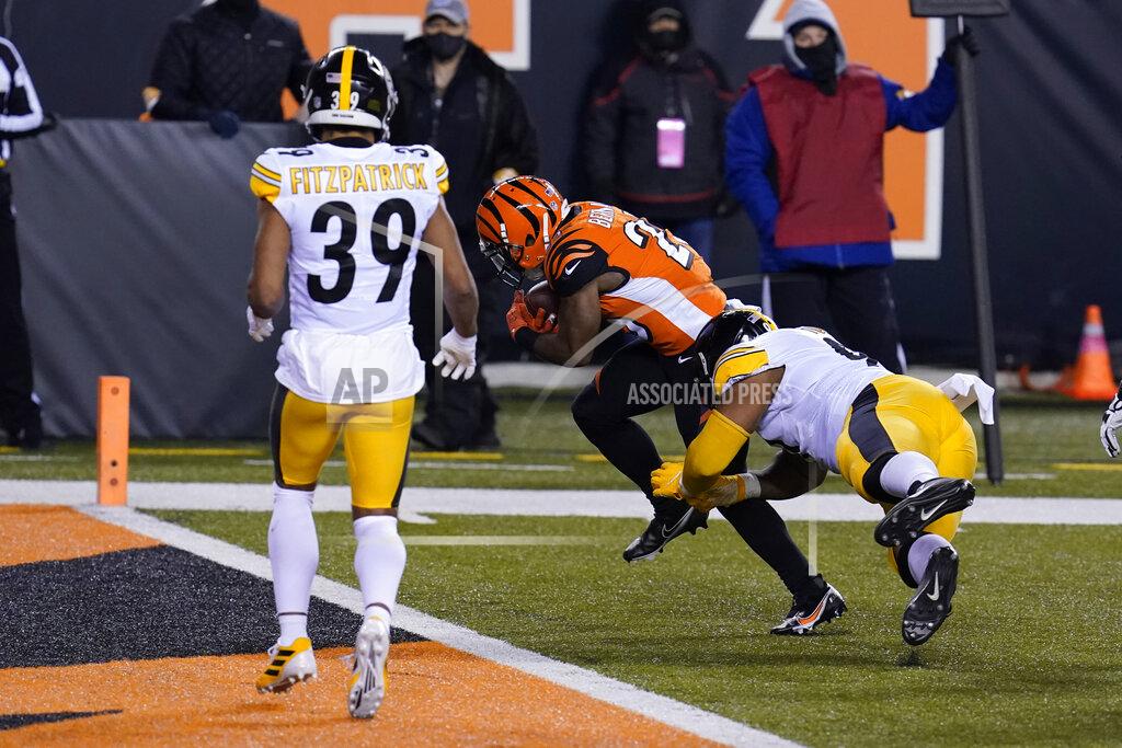 Michael Conroy Cincinnati Bengals' Giovani Bernard (25) runs past Pittsburgh Steelers' Stephon Tuitt (91) for a touchdown during the first half of an NFL football game, Monday, Dec. 21, 2020, in Cincinnati. (AP Photo/Michael Conroy)