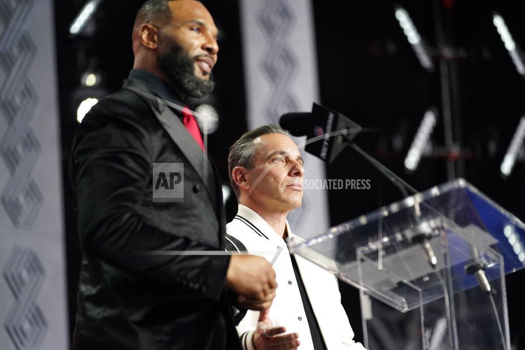 John Locher Matt Forte, left, and comedian Sean Sebastian Maniscalco announce Washington cornerback Kyler Gordon as the Chicago Bears pick during the second round of the NFL football draft Friday, April 29, 2022, in Las Vegas. (AP Photo/John Locher)
