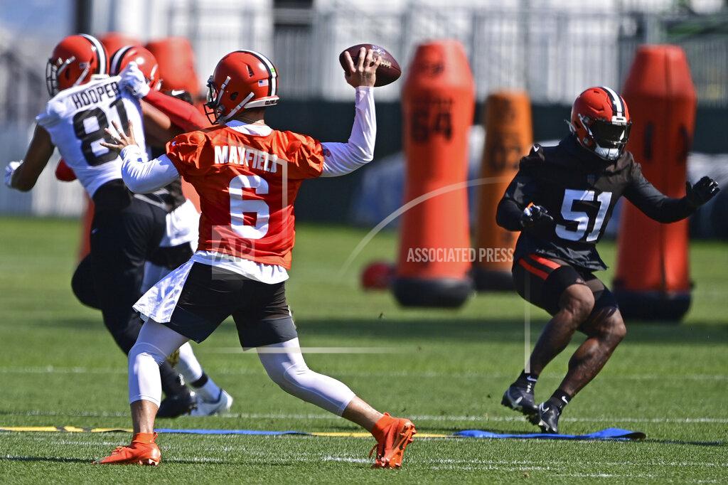 David Dermer Cleveland Browns quarterback Baker Mayfield (6) throws a pass during an NFL football practice in Berea, Ohio, Tuesday, Aug. 24, 2021. (AP Photo/David Dermer)