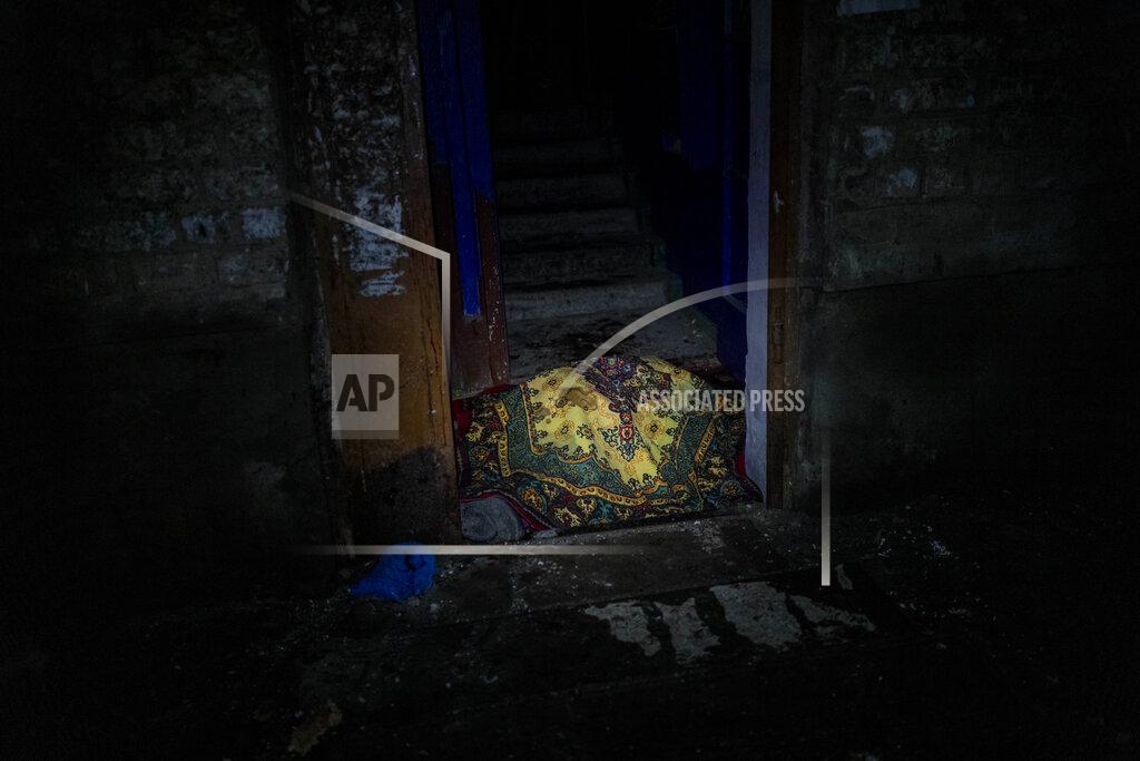 Bernat Armangue The body of a woman killed during a Russian attack is covered with a blanket in Kherson, southern Ukraine, Thursday, Nov. 24, 2022. (AP Photo/Bernat Armangue)